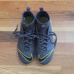 Youth soccer cleats